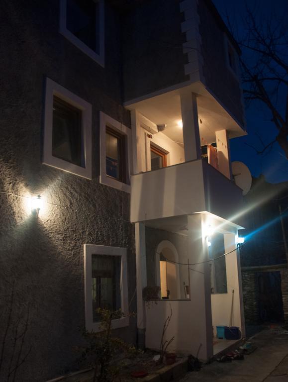 Aste Guesthouse Tropoje Eksteriør billede